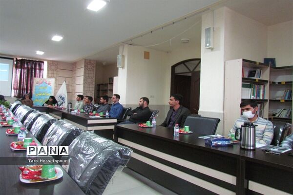نشست صمیمی معلمان جوان ناحیه 3 با مدیر آموزش و پرورش‌