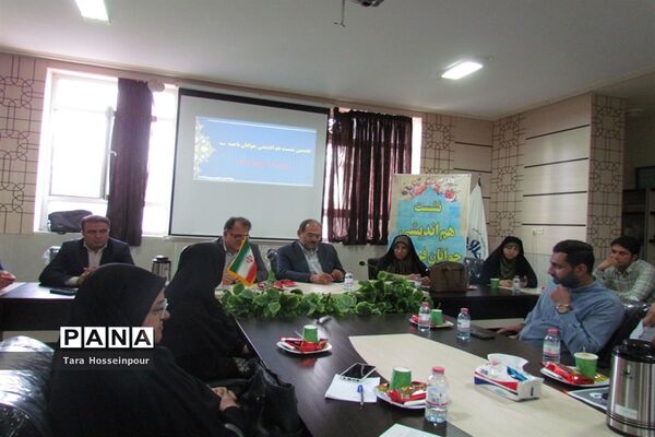 نشست صمیمی معلمان جوان ناحیه 3 با مدیر آموزش و پرورش‌