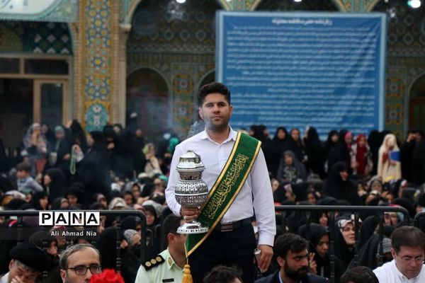 آیین تعویض پرچم گنبد حرم حضرت معصومه(س)