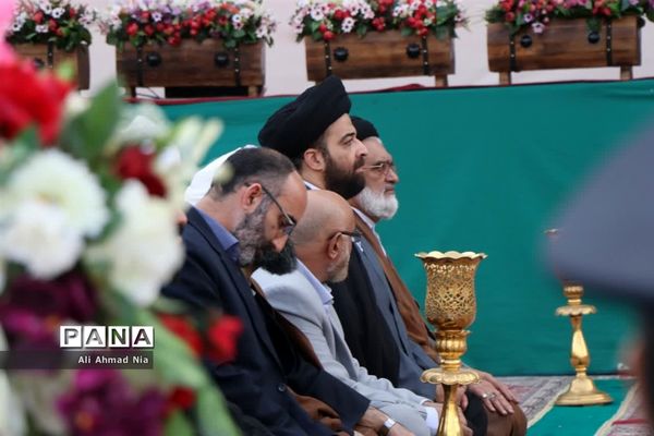 آیین تعویض پرچم گنبد حرم حضرت معصومه(س)