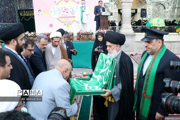 آیین تعویض پرچم گنبد حرم حضرت معصومه(س)