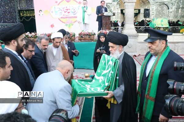 آیین تعویض پرچم گنبد حرم حضرت معصومه(س)