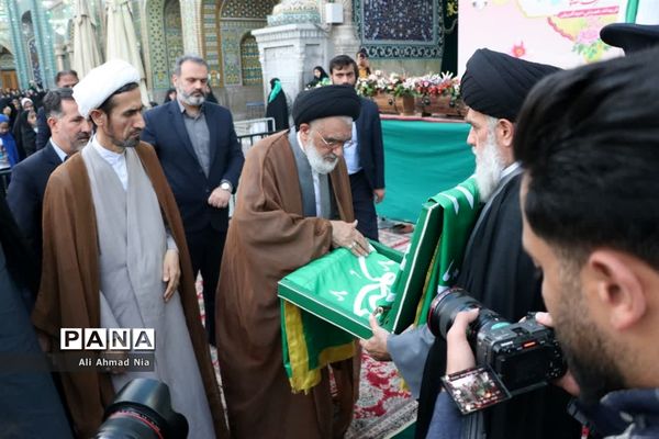 آیین تعویض پرچم گنبد حرم حضرت معصومه(س)