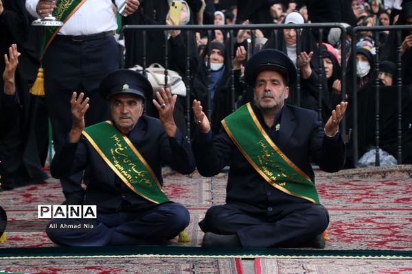 آیین تعویض پرچم گنبد حرم حضرت معصومه(س)