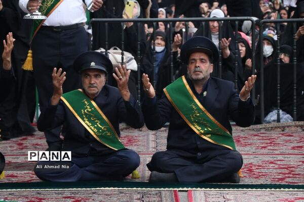 آیین تعویض پرچم گنبد حرم حضرت معصومه(س)