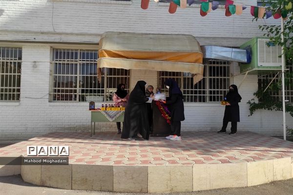 تقدیر از دانش‌آموزان برتر قرآن و حجاب و برترین‌های علمی و فرهنگی و پژوهشی دبیرستان شهیده قزوینی منطقه ۱۳