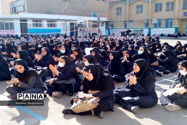 تقدیر از دانش‌آموزان برتر قرآن و حجاب و برترین‌های علمی و فرهنگی و پژوهشی دبیرستان شهیده قزوینی منطقه ۱۳