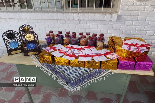 تقدیر از دانش‌آموزان برتر قرآن و حجاب و برترین‌های علمی و فرهنگی و پژوهشی دبیرستان شهیده قزوینی منطقه ۱۳