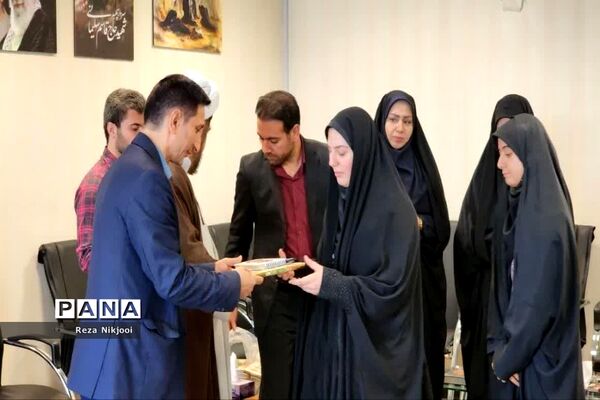 گرامیداشت دهه کرامت و دیدار دانش‌آموزان دختر بهارستانی با فرماندار بهارستان