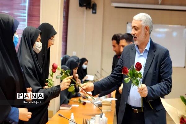 گرامیداشت دهه کرامت و دیدار دانش‌آموزان دختر بهارستانی با فرماندار بهارستان