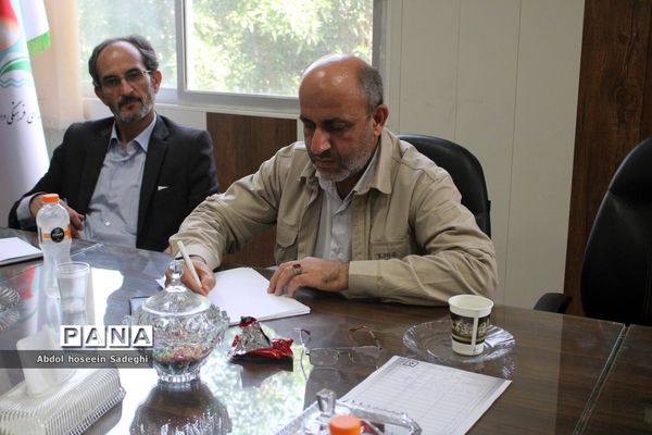 جلسه گرامیداشت سالروز آزاد‌سازی خرمشهر و روز مقاومت در اداره‌کل آموزش و پرورش استان بوشهر