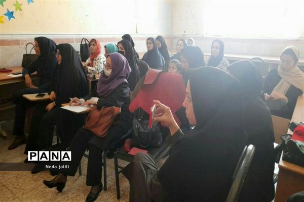 برگزاری کلاس‌های آموزش چرم‌دوزی در شهرستان قرچک