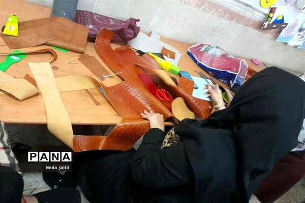 برگزاری کلاس‌های آموزش چرم‌دوزی در شهرستان قرچک