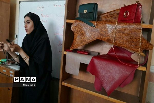 برگزاری کلاس‌های آموزش چرم‌دوزی در شهرستان قرچک