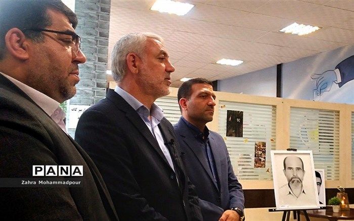 آیین افتتاحیه نمایشگاه تصاویر سیاه‌قلم شهدا در بهارستان/فیلم