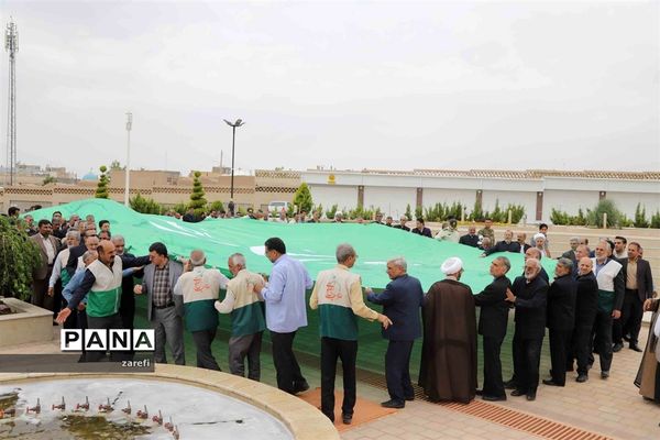 همزمان با آغاز دهه کرامت اهتزاز پرچم بزرگ علی بن موسی الرضا(ع) در فرهنگسرای شهرداری بیرجند