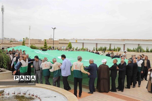 همزمان با آغاز دهه کرامت اهتزاز پرچم بزرگ علی بن موسی الرضا(ع) در فرهنگسرای شهرداری بیرجند