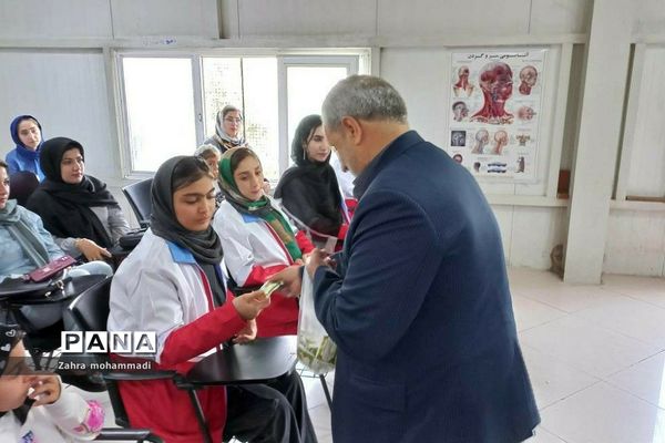 حضور خادمان حرم  امام رضا(ع) با پرچم متبرک به مناسبت هفته کرامت در جمعیت هلال احمر بهارستان ۲