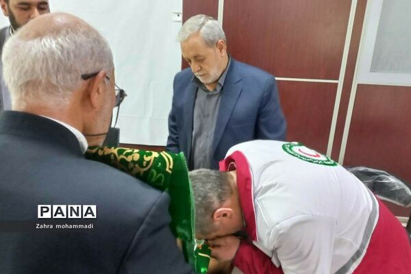 حضور خادمان حرم  امام رضا(ع) با پرچم متبرک به مناسبت هفته کرامت در جمعیت هلال احمر بهارستان ۲