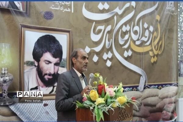 عطرافشانی و گلباران گلزار شهدای بافق