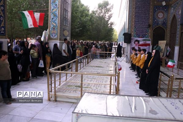 اجرای گروه سرود «میثاق» قم در جوار مزار شهدای آزادسازی خرمشهر