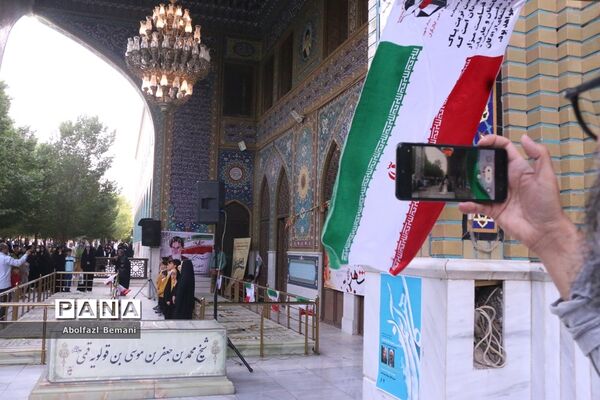 اجرای گروه سرود «میثاق» قم در جوار مزار شهدای آزادسازی خرمشهر