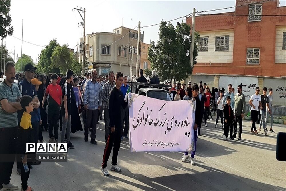 پیاده‌روی خانوادگی به‌مناسبت دهه کرامت در شهرستان مانه وسملقان