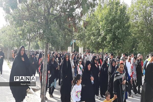 پیاده‌روی خانوادگی به‌مناسبت دهه کرامت در شهرستان مانه وسملقان