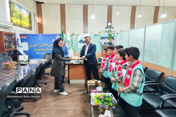 تجلیل از مدیر سازمان دانش‌آموزی استان بوشهر