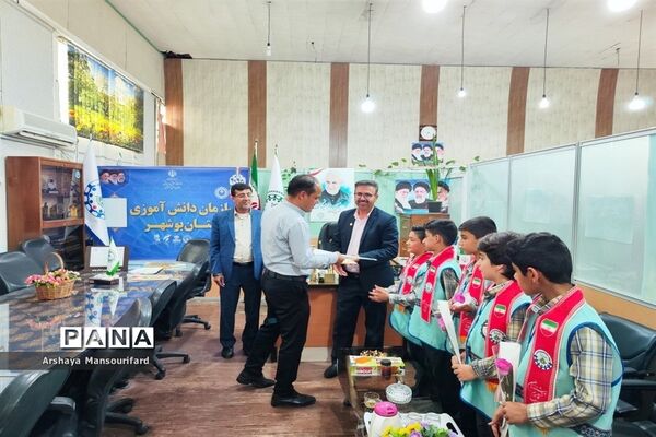 تجلیل از مدیر سازمان دانش‌آموزی استان بوشهر