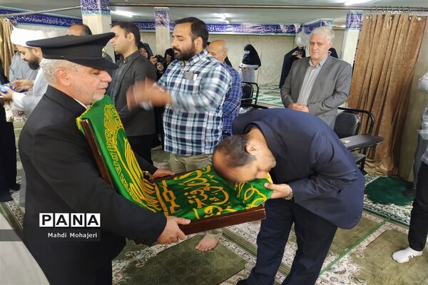 حضور خادمان آستان قدس رضوی به همراه پرچم مقدس امام رضا (ع)