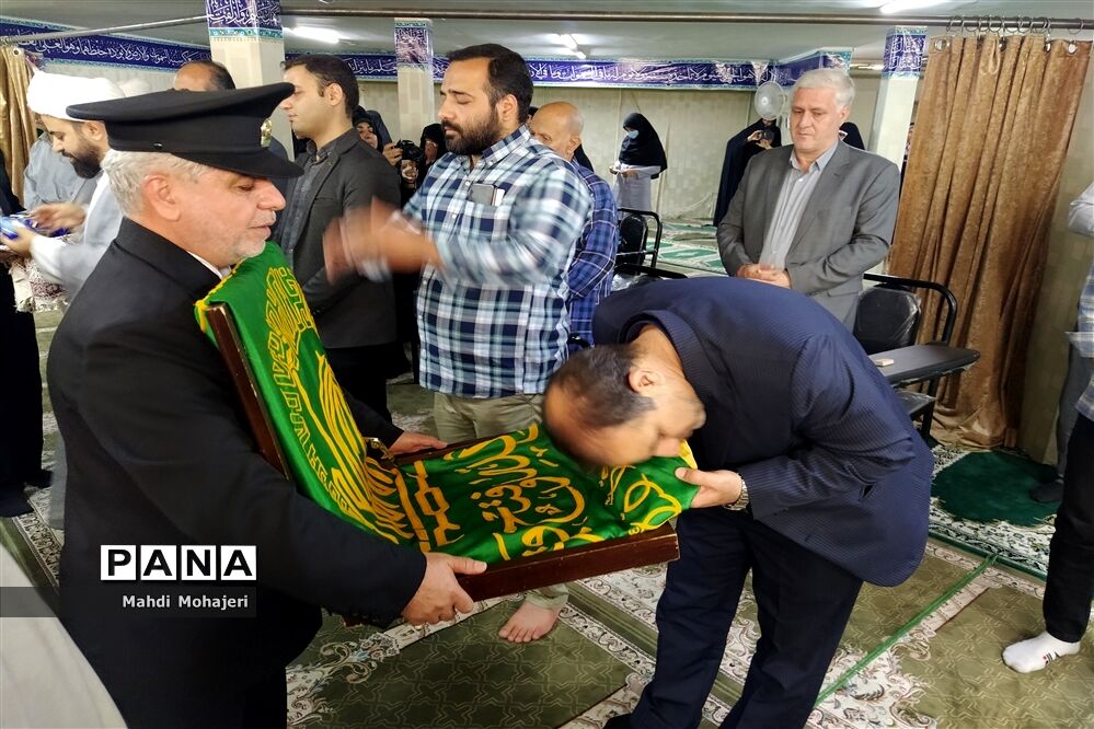 حضور خادمان آستان قدس رضوی به همراه پرچم مقدس امام رضا (ع)