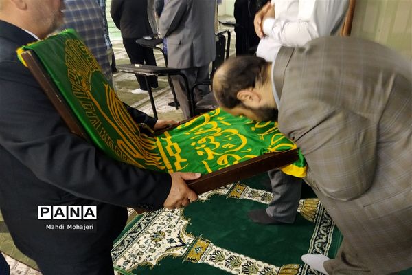 حضور خادمان آستان قدس رضوی به همراه پرچم مقدس امام رضا (ع)