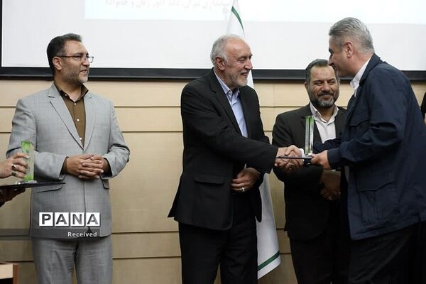 ‌مراسم تجلیل از برگزیدگان «جایزه استانی جمعیت» استانداری تهران