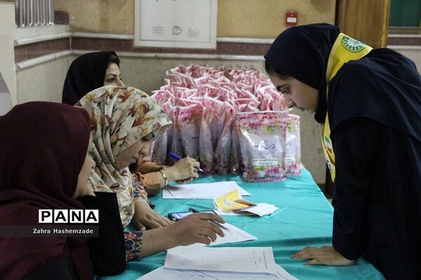 همایش پدر دختری با عنوان دختر بابا به‌مناسبت دهه کرامت در فرهنگسرای ولاء ناحیه یک شهرری