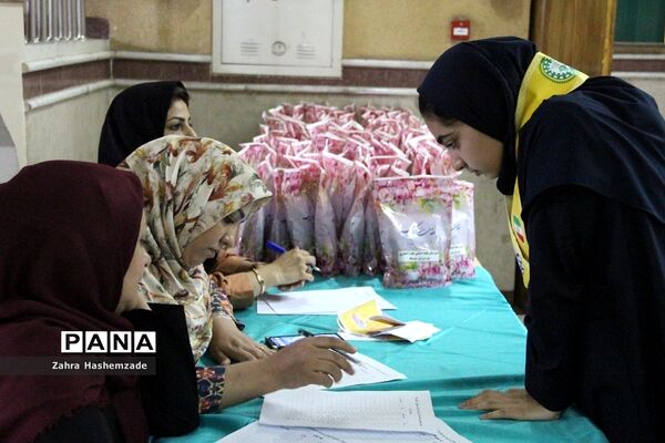 همایش پدر دختری با عنوان دختر بابا به‌مناسبت دهه کرامت در فرهنگسرای ولاء ناحیه یک شهرری