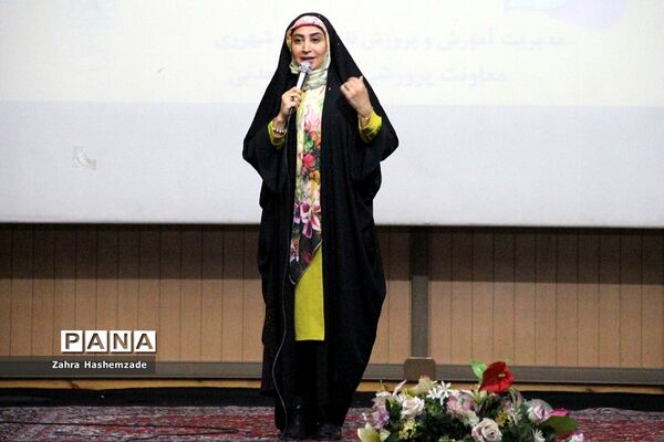 همایش پدر دختری با عنوان دختر بابا به‌مناسبت دهه کرامت در فرهنگسرای ولاء ناحیه یک شهرری