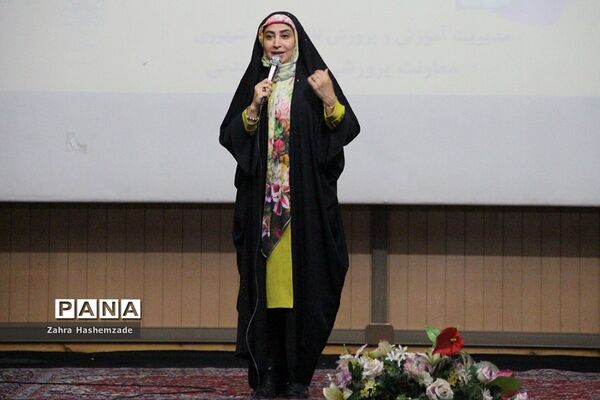 همایش پدر دختری با عنوان دختر بابا به‌مناسبت دهه کرامت در فرهنگسرای ولاء ناحیه یک شهرری