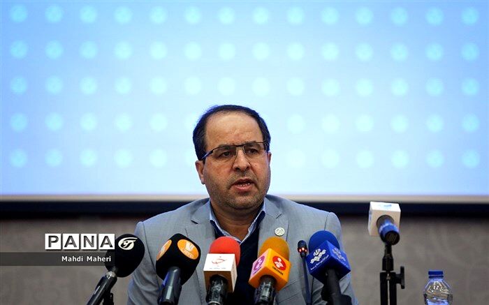 اعطای «نشان عالی دانش» را گامی برای ارتقای سرمایه اجتماعی در ایران اسلامی می‌دانم