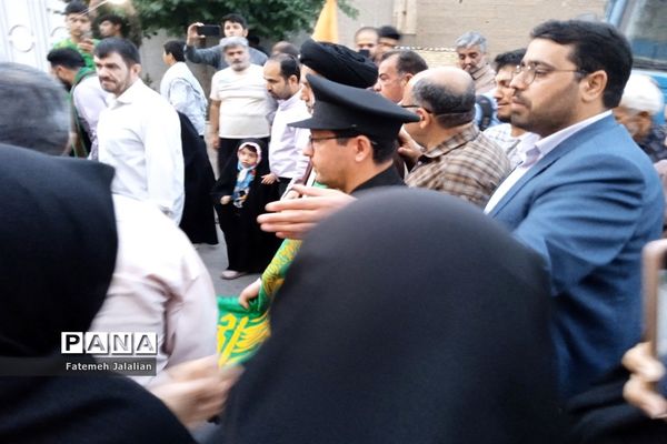 استقبال مردم از کاروان «زیر سایه خورشید» در قم