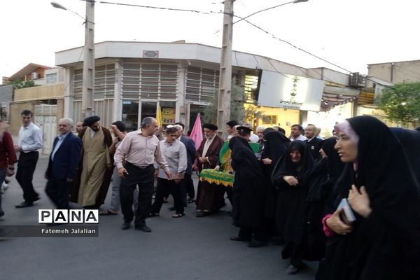 استقبال مردم از کاروان «زیر سایه خورشید» در قم