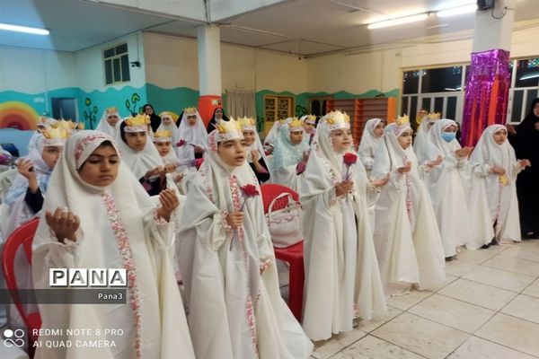 دانش‌آموزان دبستان سلمه منطقه ۳  در جوار حرم امامزاده اسماعیل(ع) تاج بندگی بر سر نهادند