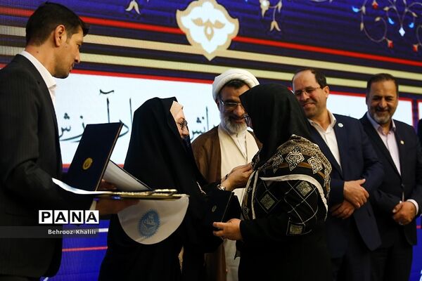 اعطای نخستین نشان عالی دانش