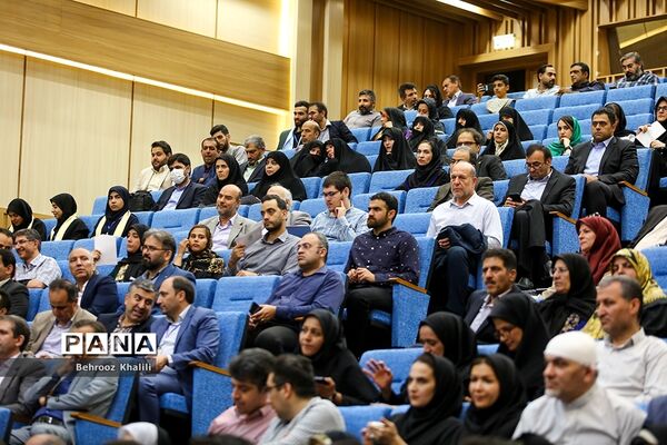 اعطای نخستین نشان عالی دانش