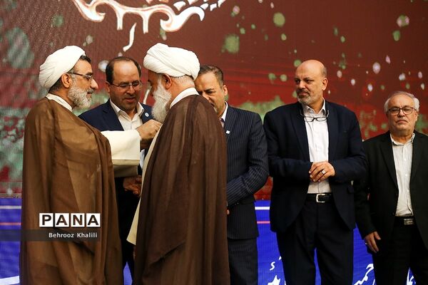 اعطای نخستین نشان عالی دانش