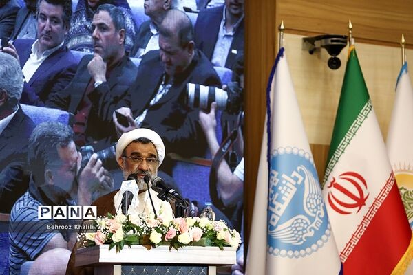 اعطای نخستین نشان عالی دانش