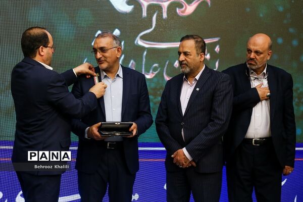 اعطای نخستین نشان عالی دانش