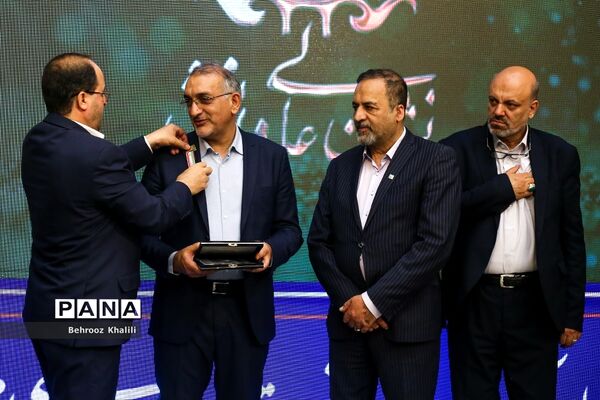 اعطای نخستین نشان عالی دانش