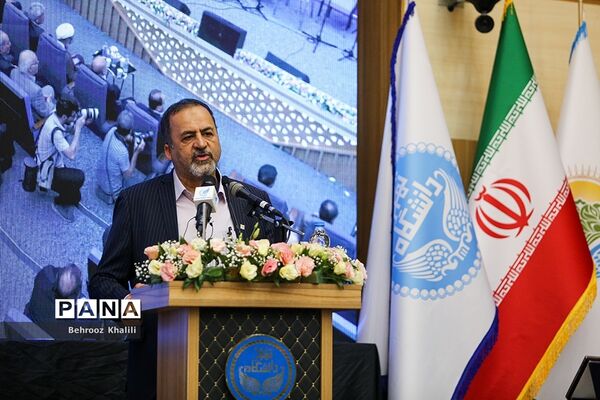 اعطای نخستین نشان عالی دانش