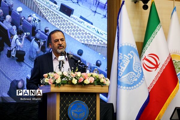 اعطای نخستین نشان عالی دانش